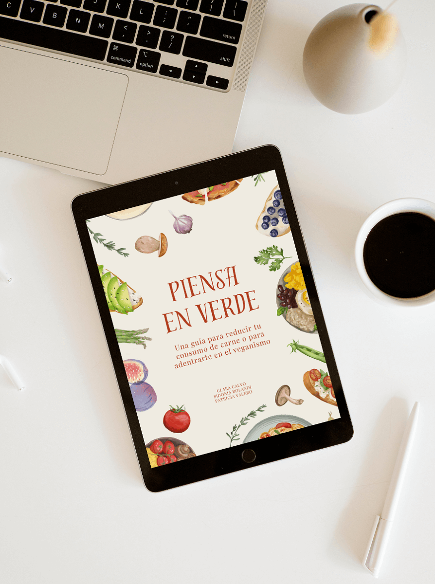 ebook piensa en verde, taza de cafe y teclado