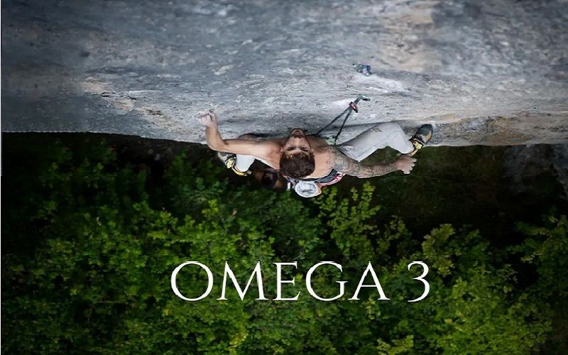 hombre escalando y rotulo de Omega3