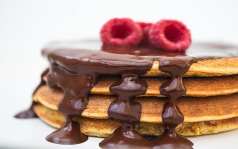 Tortitas con chocolate y frambuesas