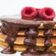 Tortitas con chocolate y frambuesas