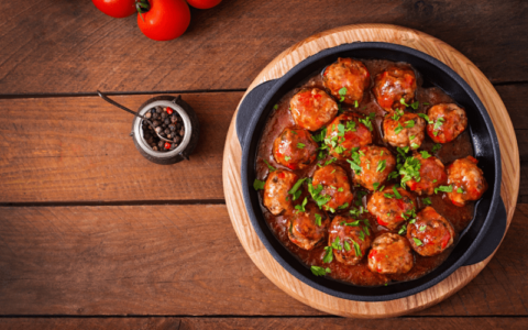 Plato de albóndigas en salsa de vino